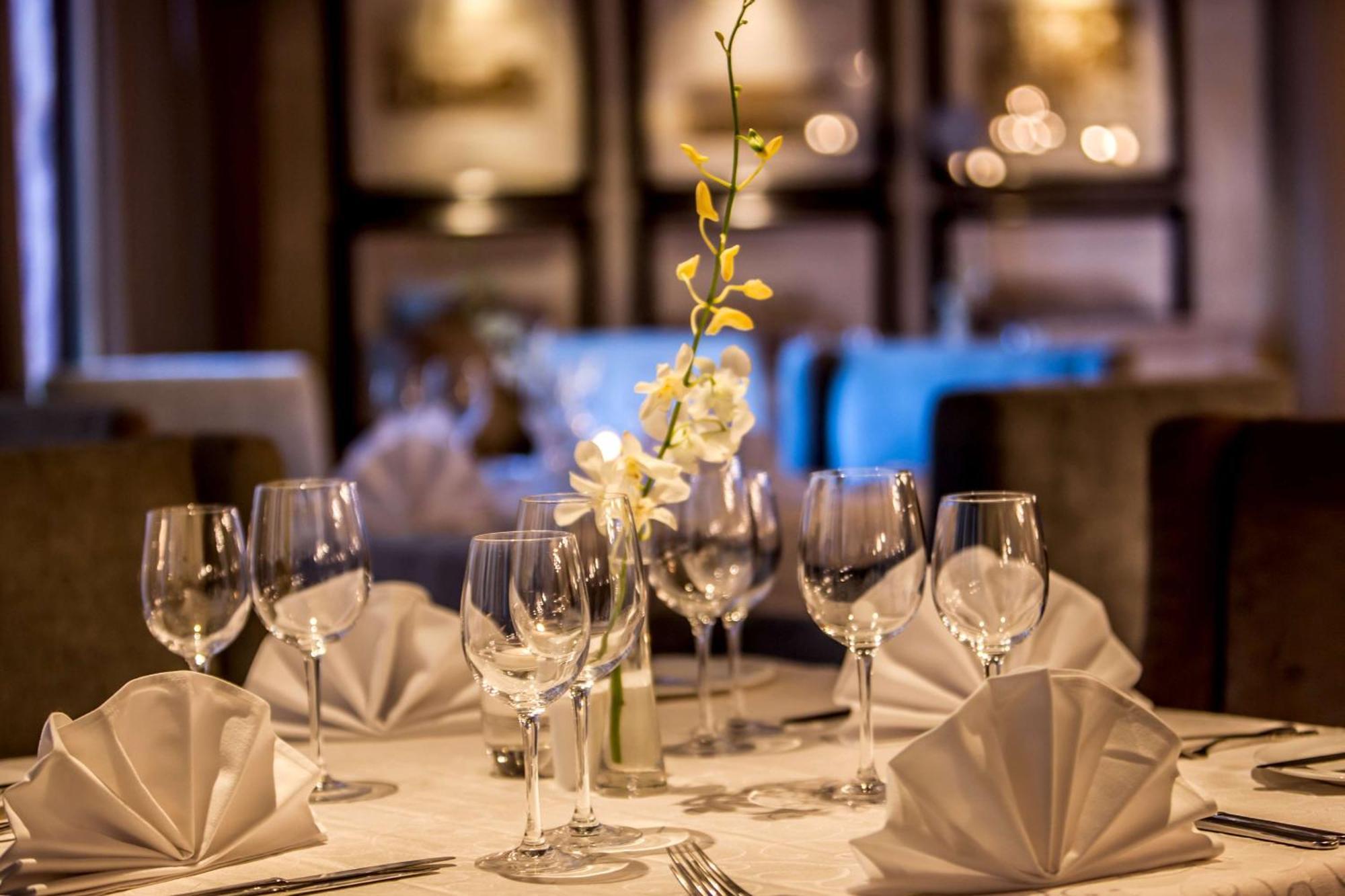 Beverly Hills Durban Esterno foto A table set for fine dining