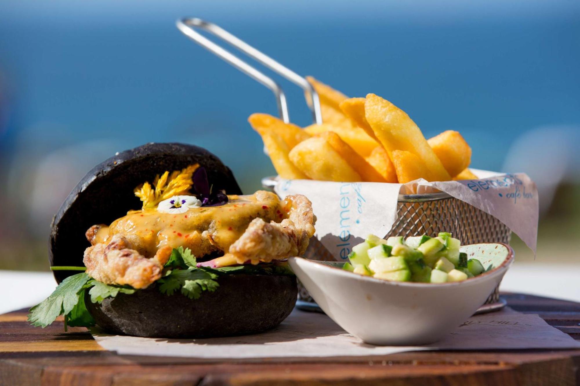 Beverly Hills Durban Esterno foto A burger at the restaurant