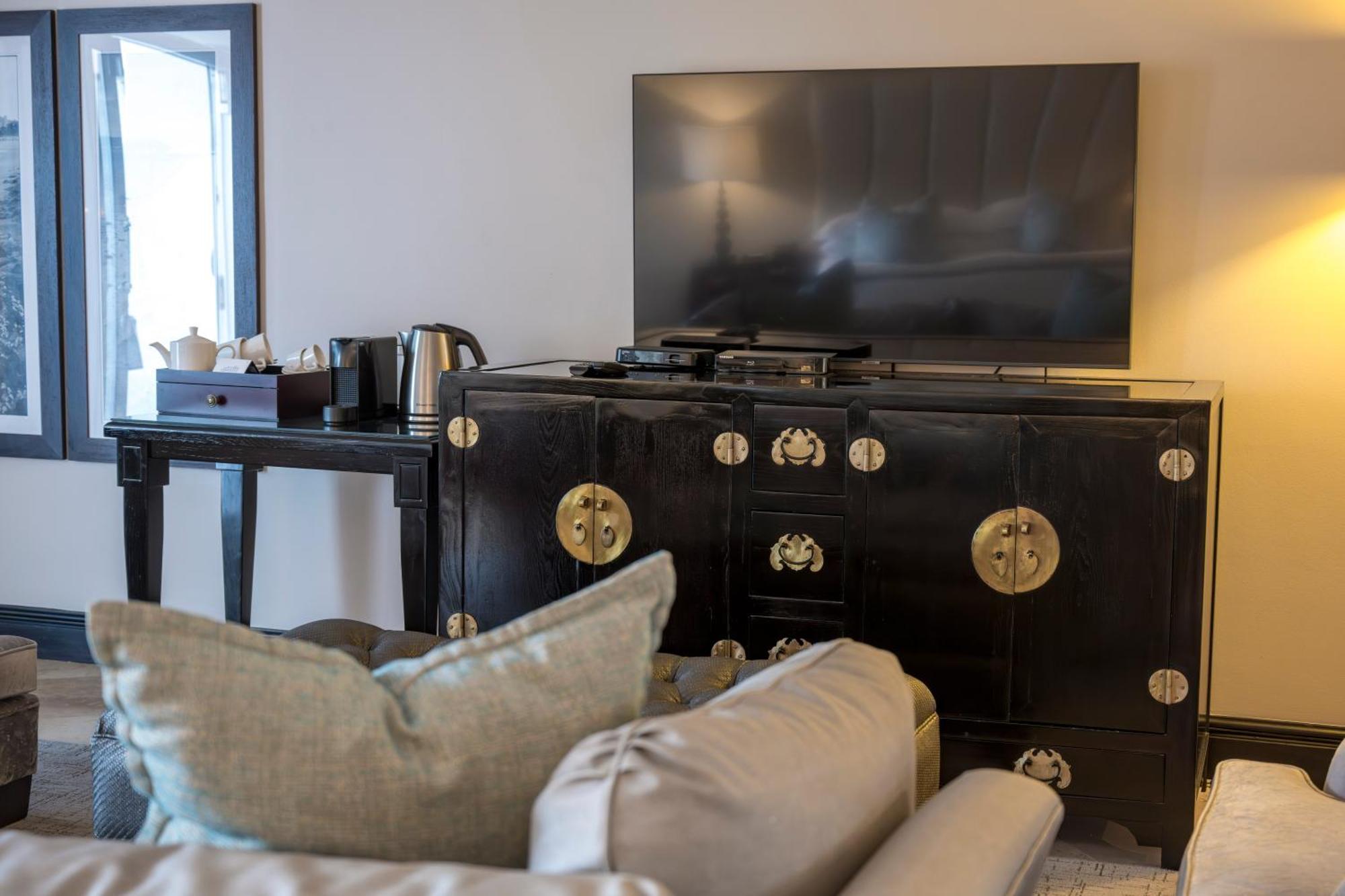 Beverly Hills Durban Esterno foto A television in a hotel room
