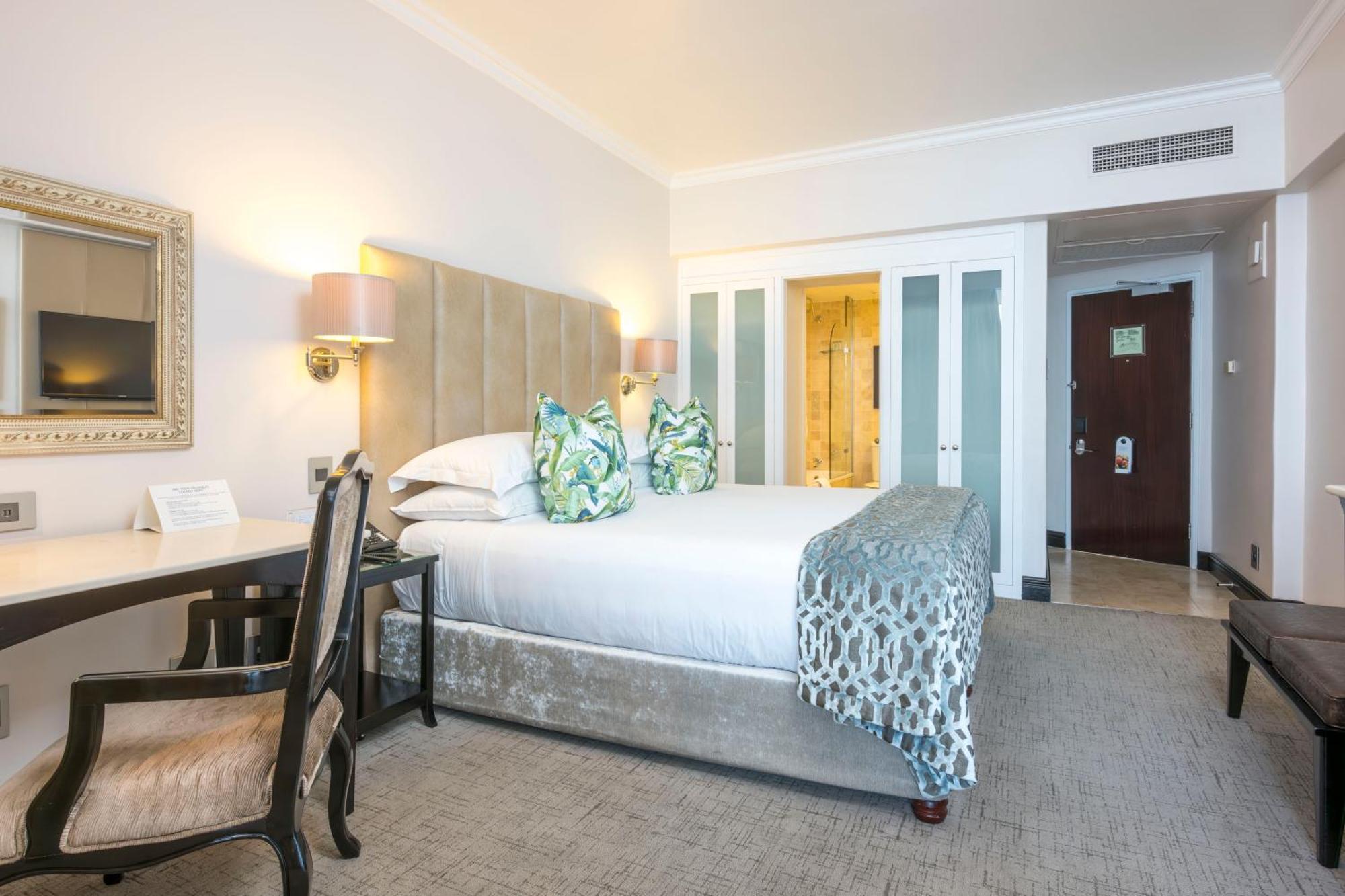 Beverly Hills Durban Esterno foto A bedroom at the Cape Town Protea Hotel